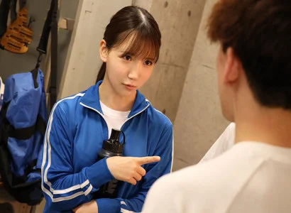 một cô gái xinh đang sinh hoạt câu lạc bộ bóng đá quan hệ tập thể với cô gái xinh