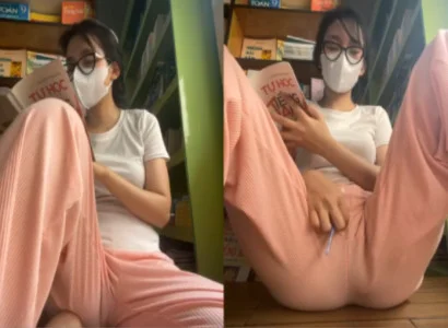Cô nàng vừa đọc sách vừa nhét sextoy vào lồn