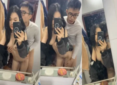 Cặp đôi sinh viên trẻ ân ái với nhau trước gương