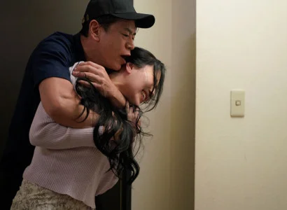 Nữ ca sĩ bị fan thô bạo xâm hại vì vẻ gợi cảm khó cưỡng