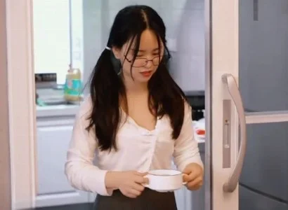 Cô gái bị cha dượng bắt nạt